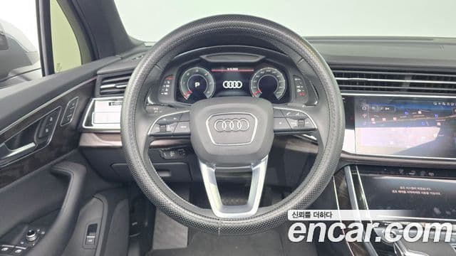 Audi Q7 2021 — Photo 1/20