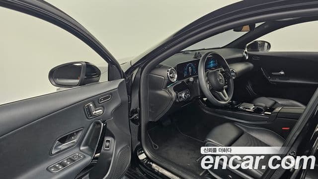 Mercedes-Benz A-Class 2020 — Photo 4/20