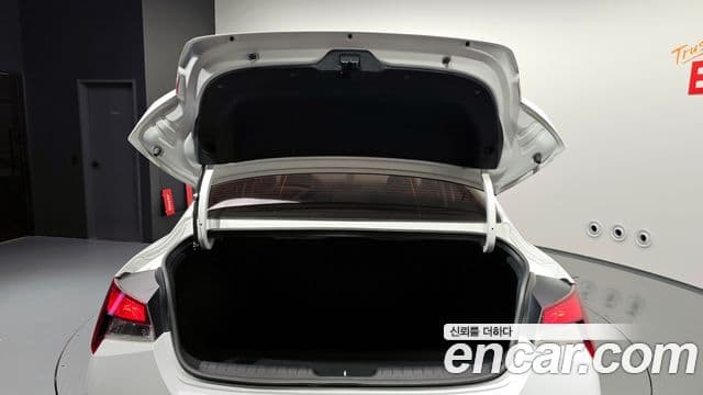 Hyundai The New Avante Hybrid 2020 — Photo 13/20
