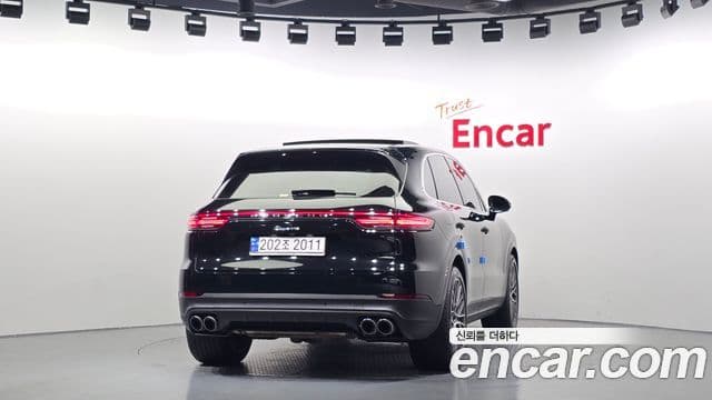 Porsche Cayenne 2023 — ფოტო 4/20