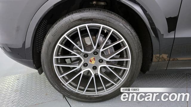 Porsche Cayenne 2023 — ფოტო 5/20