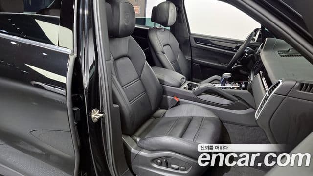 Porsche Cayenne 2023 — ფოტო 12/20