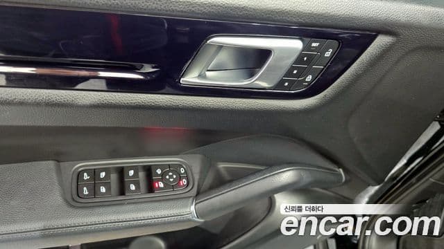Porsche Cayenne 2023 — ფოტო 14/20