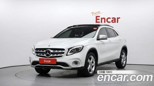 Mercedes-Benz GLA-Class 2019 — Şəkil 8/20