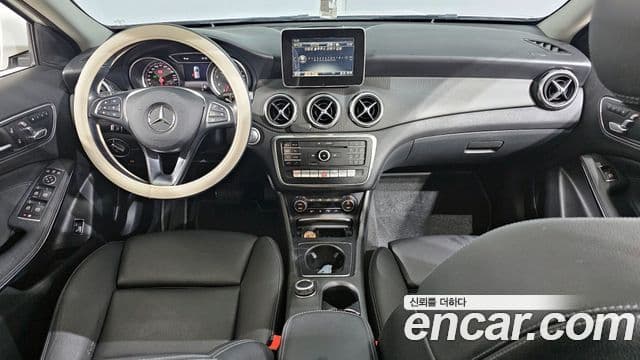Mercedes-Benz GLA-Class 2019 — Şəkil 13/20