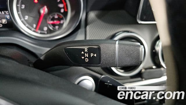 Mercedes-Benz GLA-Class 2019 — Şəkil 9/20