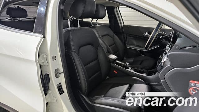 Mercedes-Benz GLA-Class 2019 — Şəkil 10/20