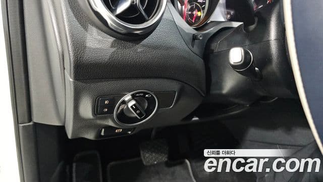 Mercedes-Benz GLA-Class 2019 — Şəkil 14/20