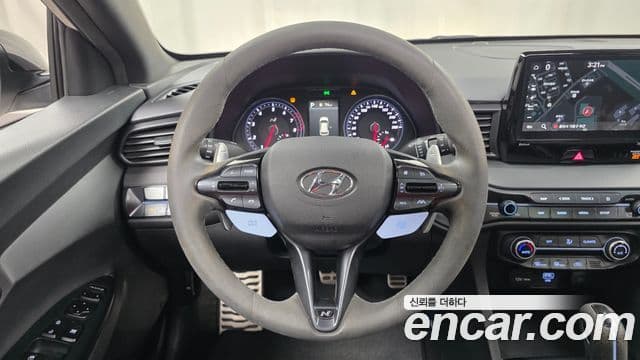 Hyundai Veloster 2021 — ფოტო 13/20
