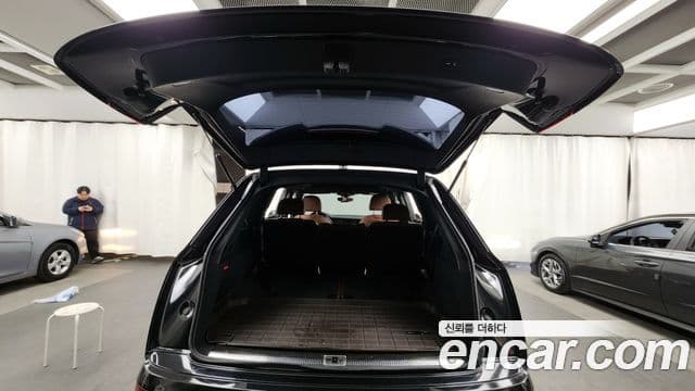 Audi Q7 2022 — Şəkil 10/20