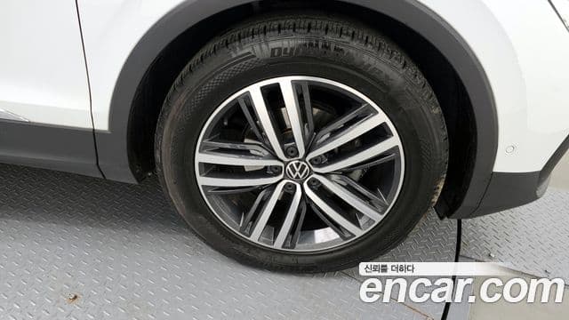 Volkswagen Tiguan 2021 — ფოტო 5/20