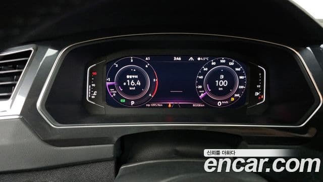 Volkswagen Tiguan 2021 — ფოტო 13/20