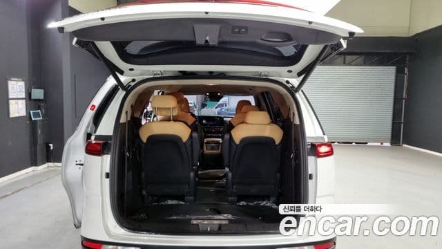 Kia Carnival 2021 — Фото 17/18