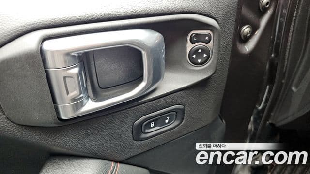 Jeep Wrangler 2020 — Photo 19/20
