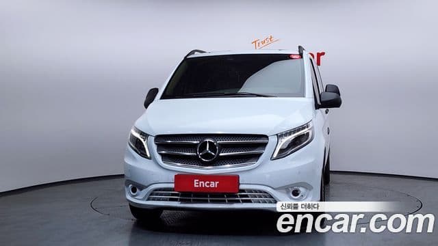 Mercedes-Benz V-Class 2020 — Photo 12/20