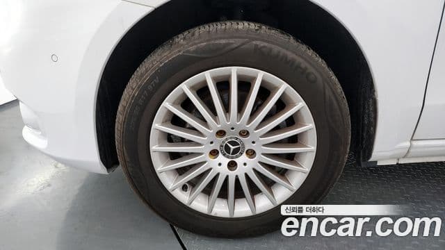Mercedes-Benz V-Class 2020 — Photo 18/20