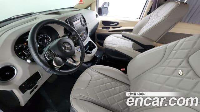 Mercedes-Benz V-Class 2020 — Photo 14/20