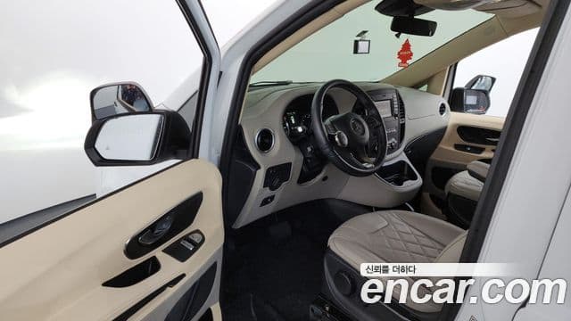 Mercedes-Benz V-Class 2020 — Photo 10/20