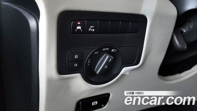 Mercedes-Benz V-Class 2020 — Photo 6/20