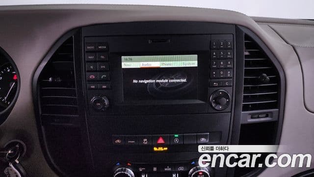 Mercedes-Benz V-Class 2020 — Photo 9/20