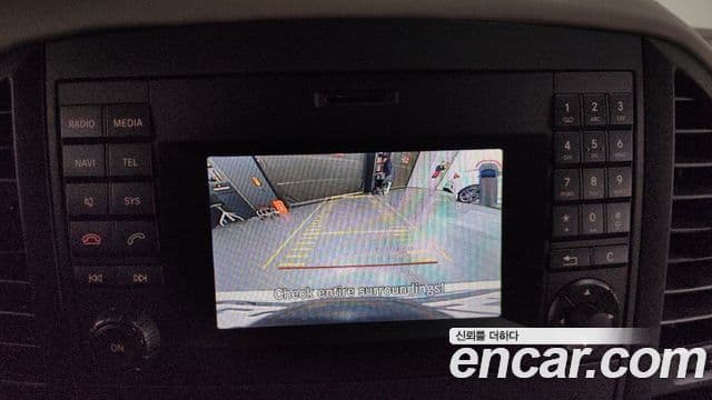 Mercedes-Benz V-Class 2020 — Photo 8/20