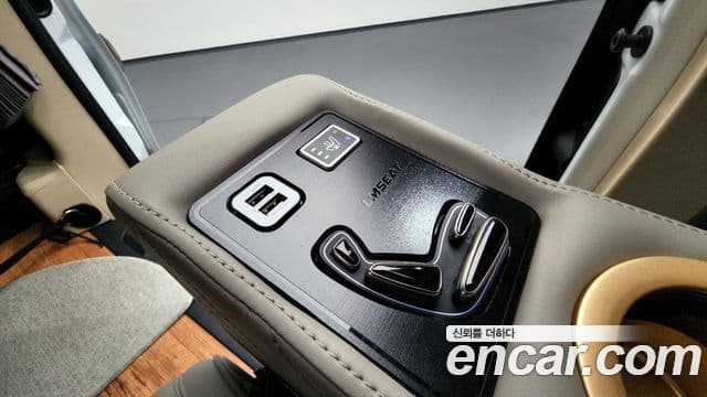 Mercedes-Benz V-Class 2020 — Photo 16/20