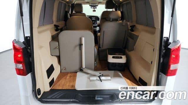 Mercedes-Benz V-Class 2020 — Photo 15/20