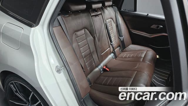 BMW 3 Series 2022 — фото 12 из 20