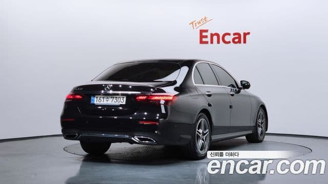 Mercedes-Benz E-Class 2022 — ფოტო 16/20