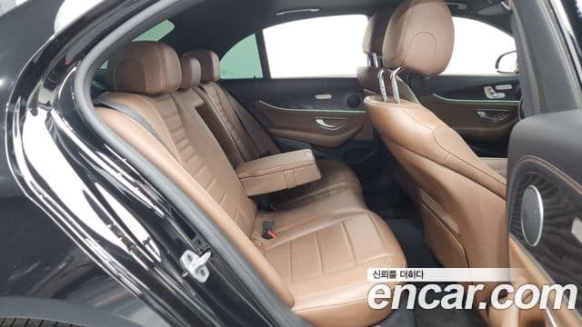 Mercedes-Benz E-Class 2022 — ფოტო 9/20