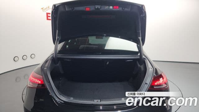 Mercedes-Benz E-Class 2022 — ფოტო 18/20