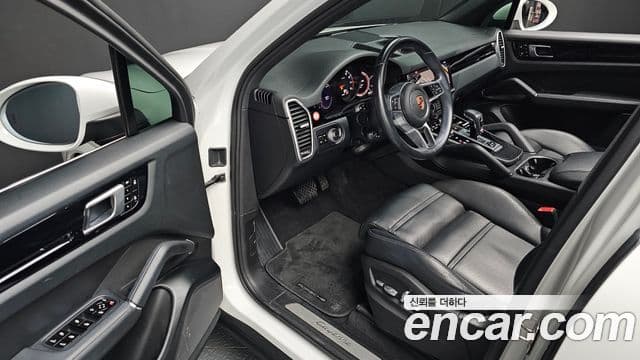 Porsche Cayenne 2020 — ფოტო 11/20