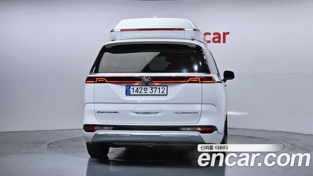 Kia Carnival 2021 — ფოტო 3/20
