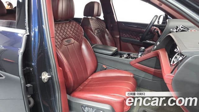 Bentley Bentayga 2022 — ფოტო 10/20