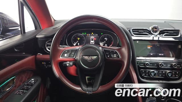 Bentley Bentayga 2022 — фото 13 из 20