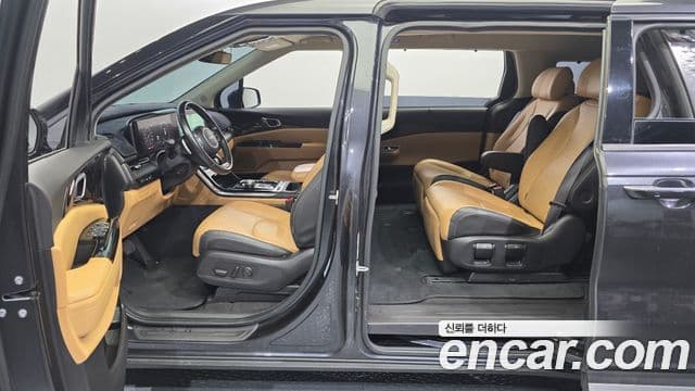 Kia Carnival 2021 — фото 16 из 20