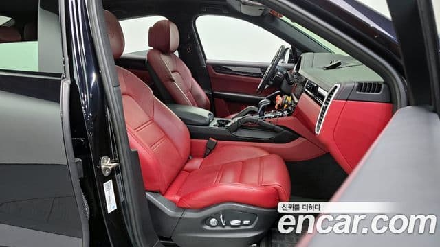 Porsche Cayenne 2021 — ფოტო 14/20