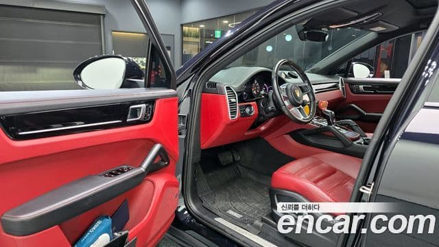 Porsche Cayenne 2021 — ფოტო 15/20