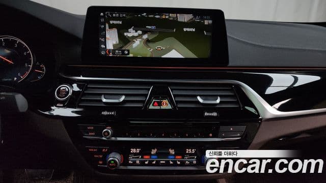 BMW 5 Series 2018 — ფოტო 14/20
