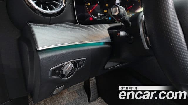 Mercedes-Benz E-Class 2021 — ფოტო 18/20