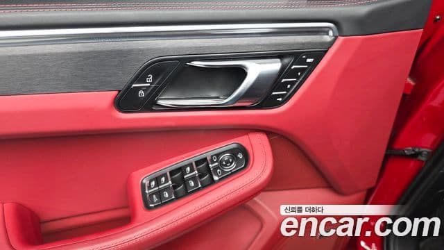 Porsche Macan 2022 — фото 18 из 20