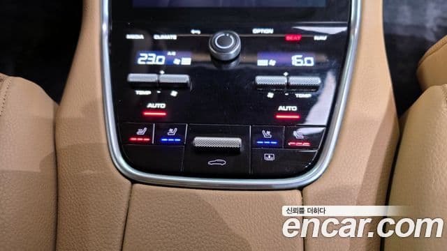 Porsche Panamera 2021 — ფოტო 18/20