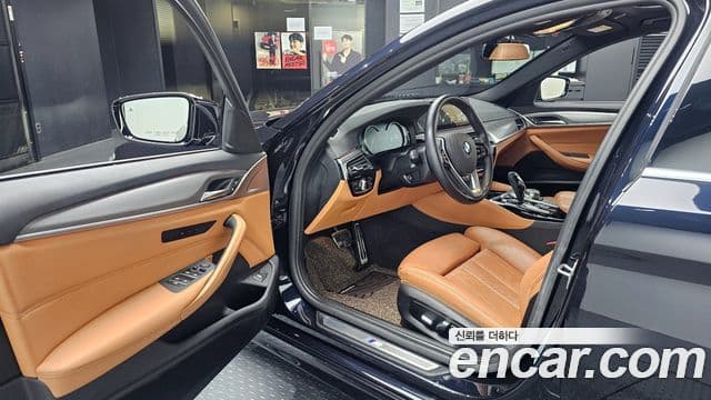 BMW 5 Series 2018 — Şəkil 11/20