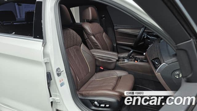 BMW 5 Series 2018 — Şəkil 10/20