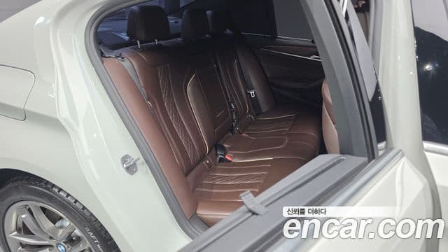 BMW 5 Series 2018 — Şəkil 12/20