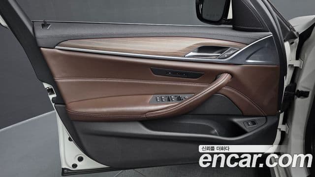BMW 5 Series 2018 — Şəkil 18/20