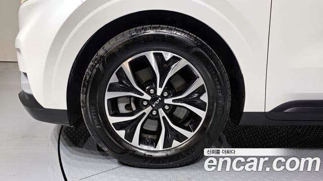 Kia Carnival 2023 — ფოტო 5/20