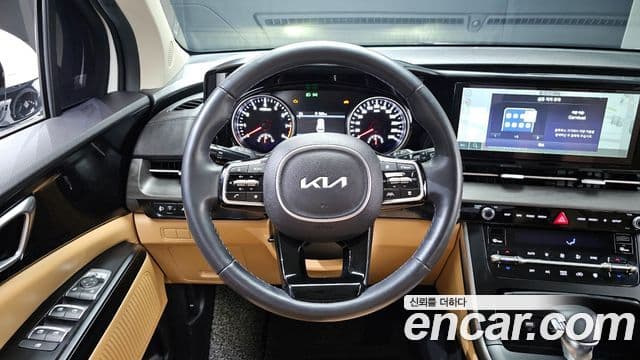 Kia Carnival 2023 — ფოტო 13/20