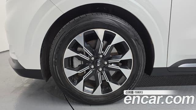 Kia Carnival 2021 — фото 5 из 20
