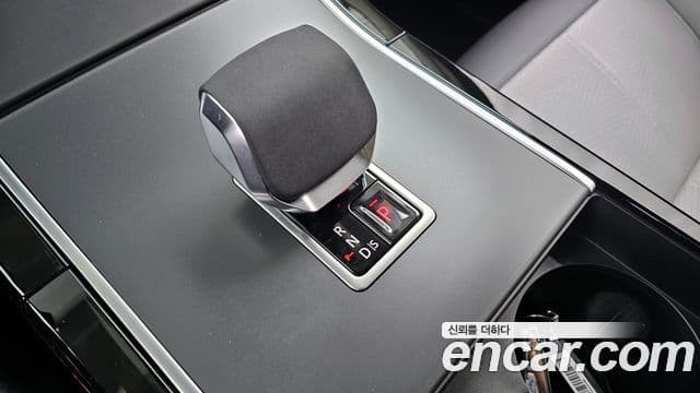 Land Rover Range Rover Velar 2024 — Фото 9/20